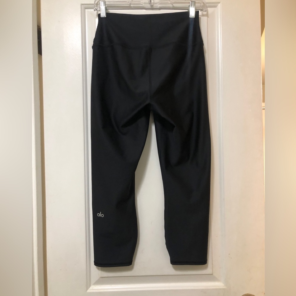 ALO Yoga Black cropped leggings Women’s size L NWOT